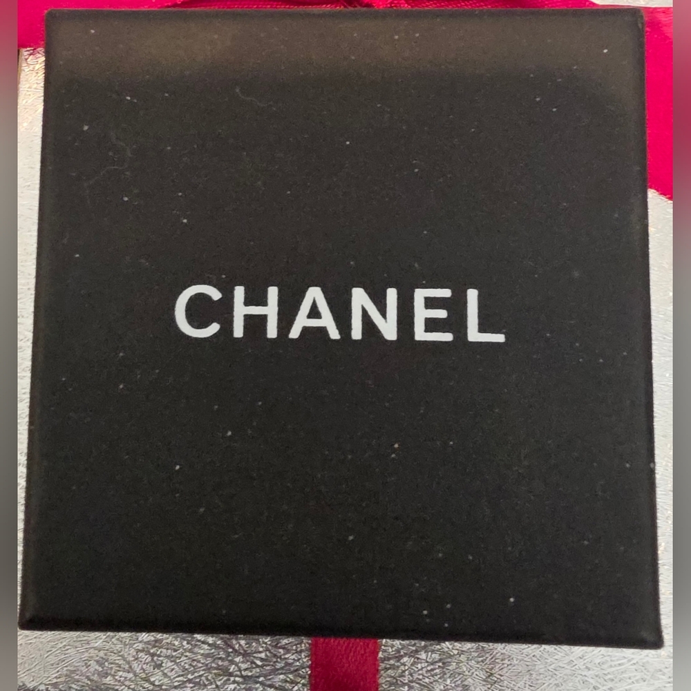 authentic Chanel CC Circle Logo Earrings - Picture 6 of 6